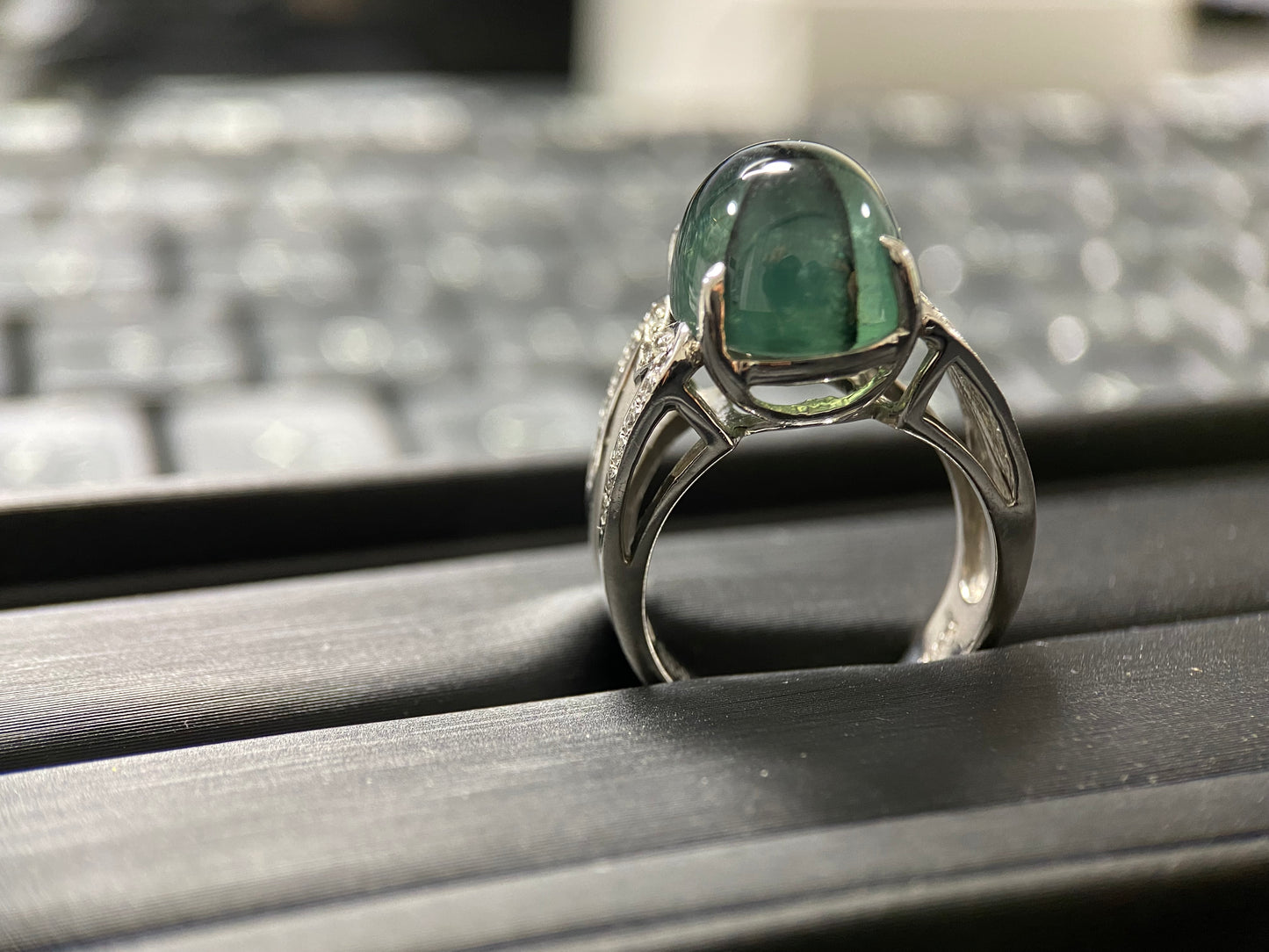 【希少石】トラピッチェエメラルド10.35ct  D0.26ct ダイヤモンドリング