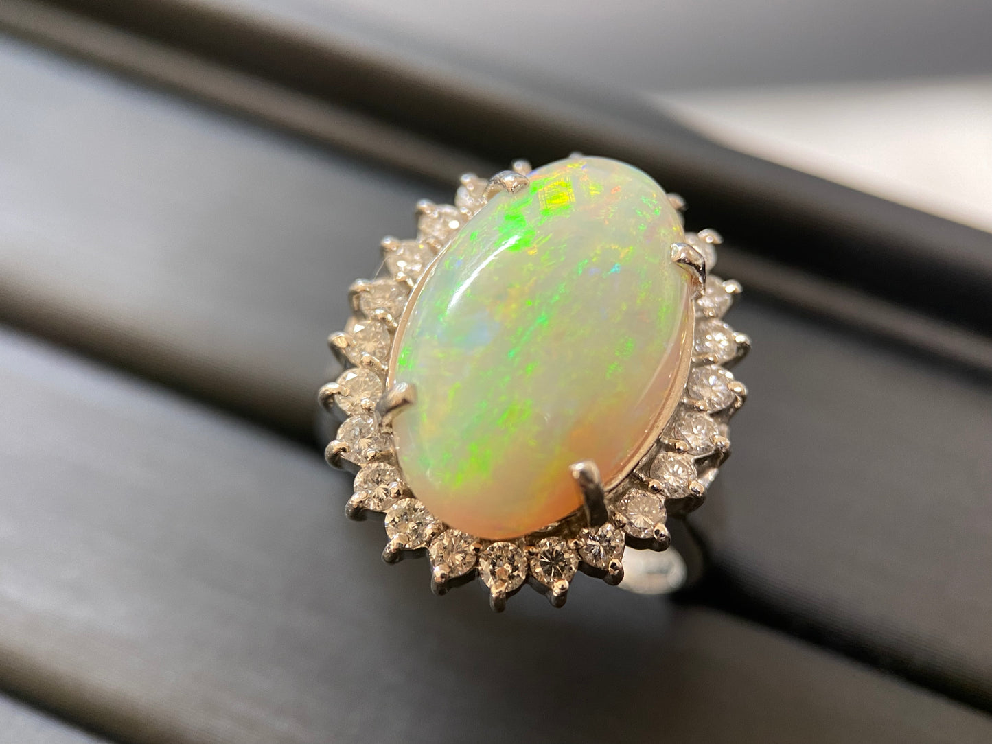 【美品】Pt900 ホワイトオパール D0.62ct ダイヤモンドジュエリー