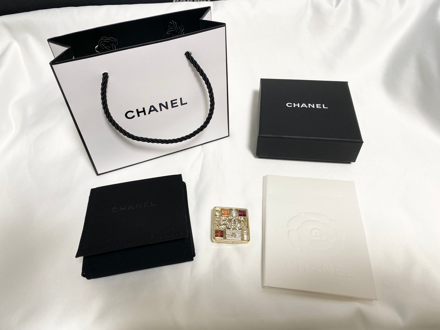 【美品】CHANEL シャネル ブローチ 2023-2024 AW新作 マルチカラー