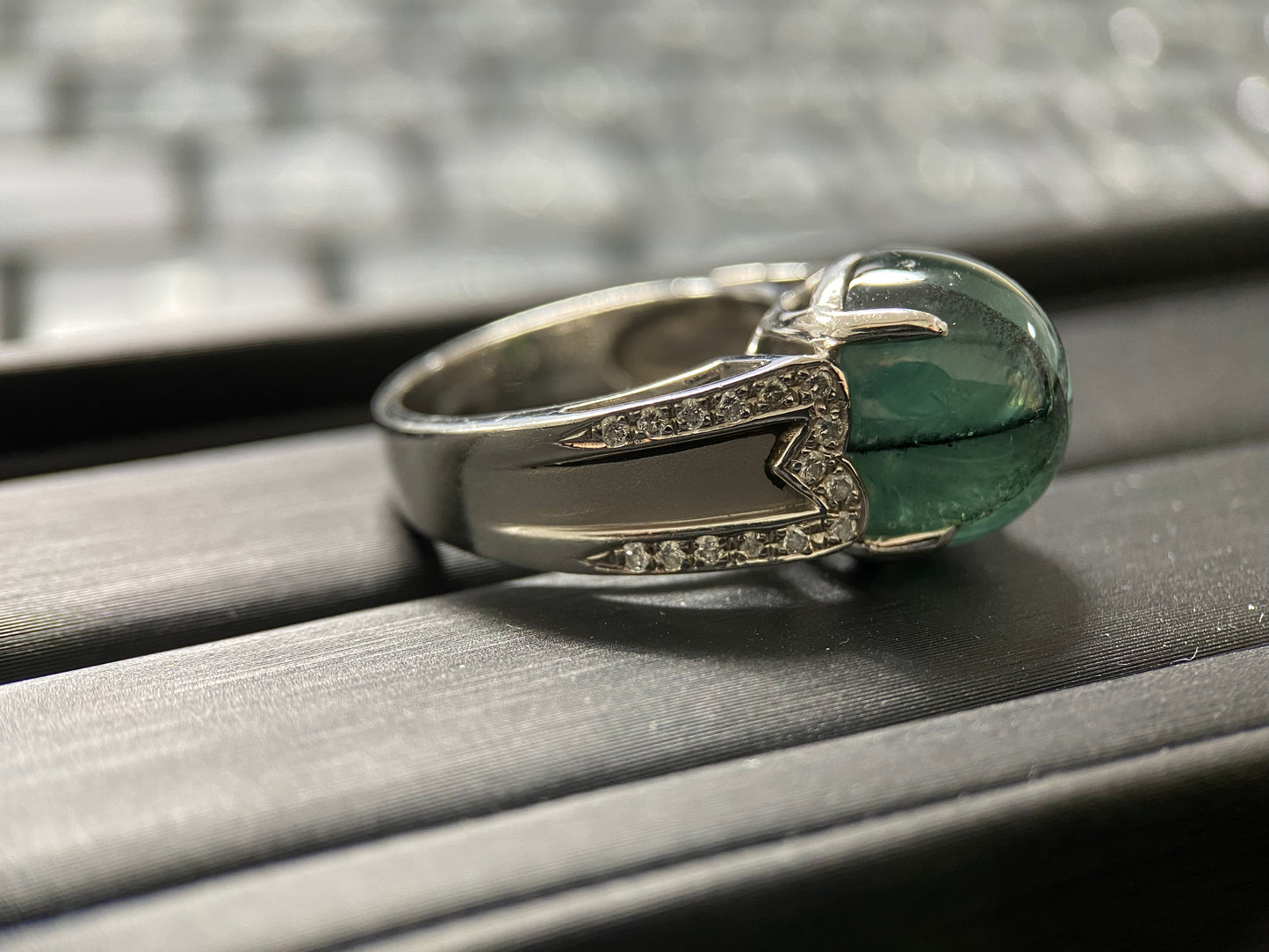 【希少石】トラピッチェエメラルド10.35ct  D0.26ct ダイヤモンドリング