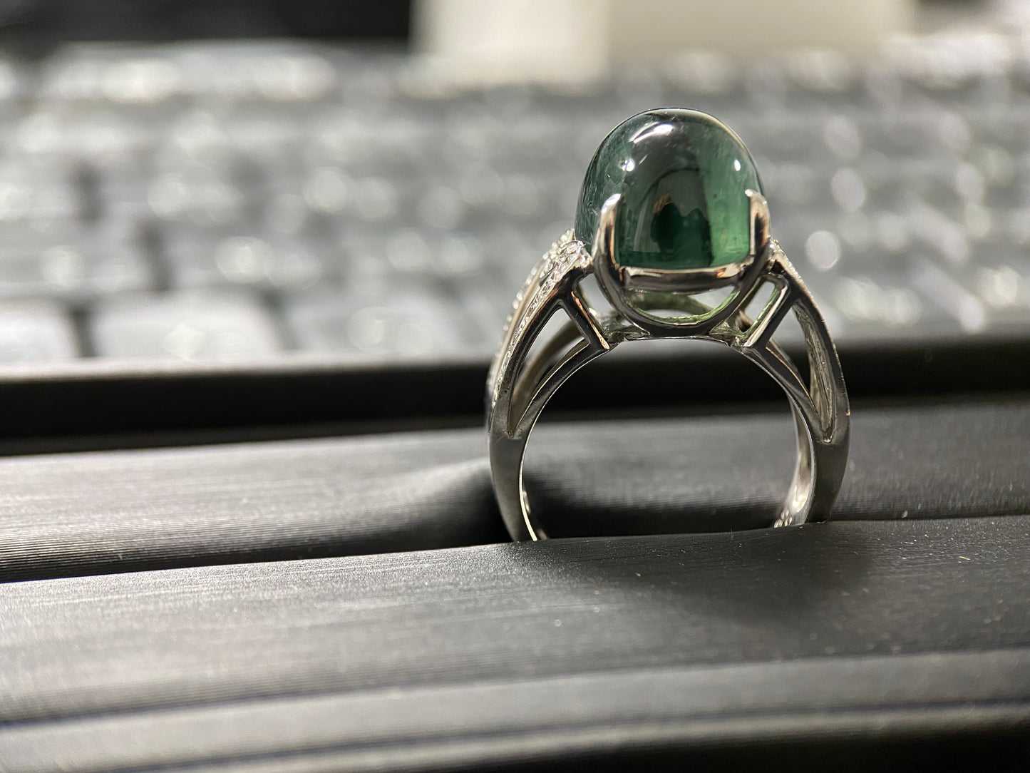 【希少石】トラピッチェエメラルド10.35ct  D0.26ct ダイヤモンドリング