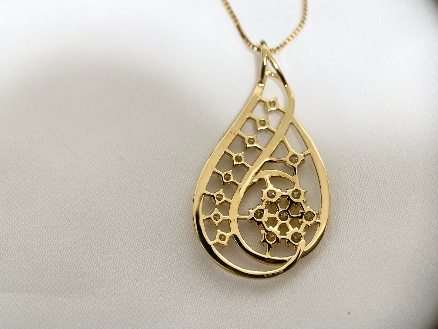New] Luxurious diamond jewelry necklace conceived from penny farthings.