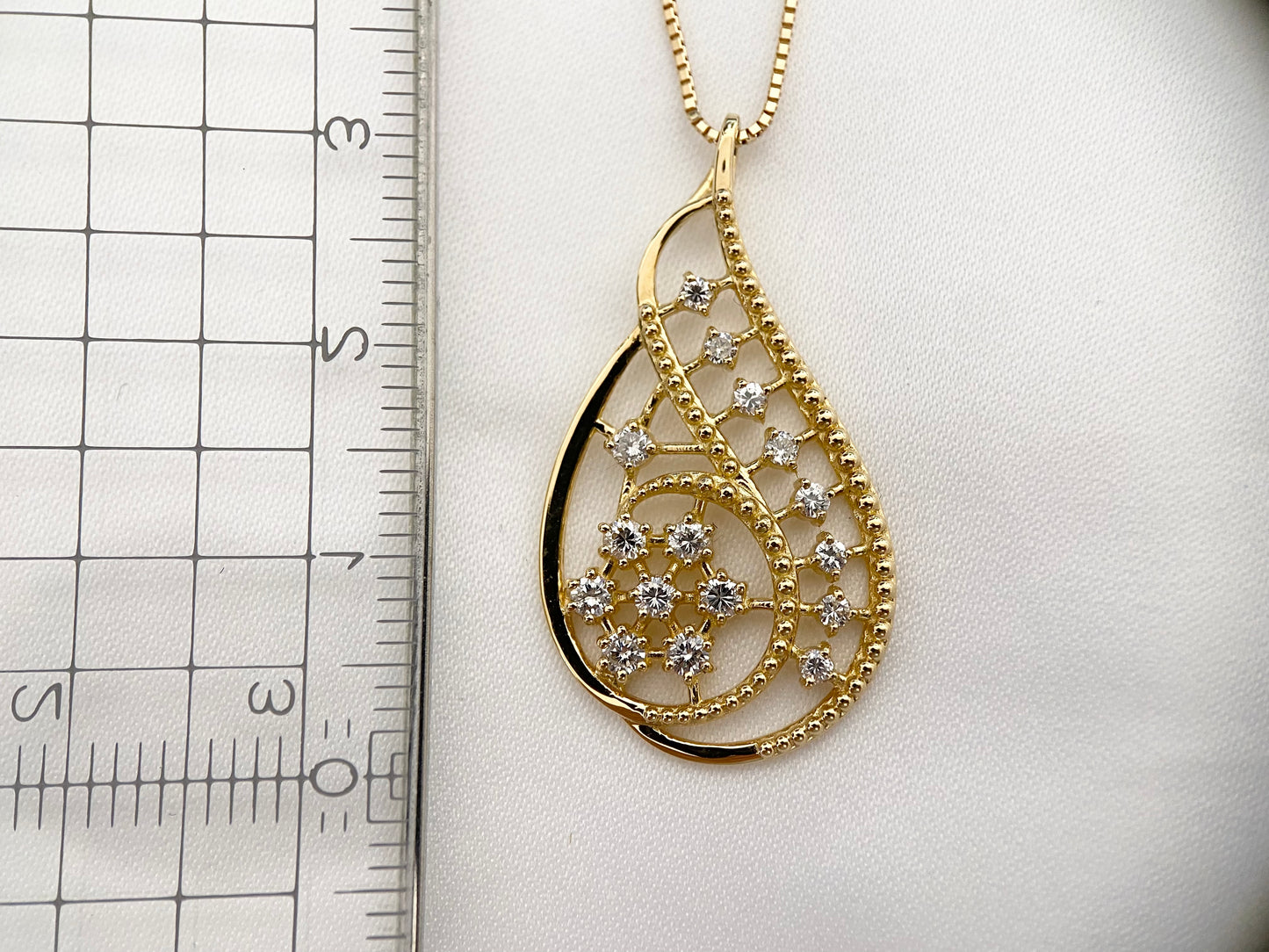 New] Luxurious diamond jewelry necklace conceived from penny farthings.