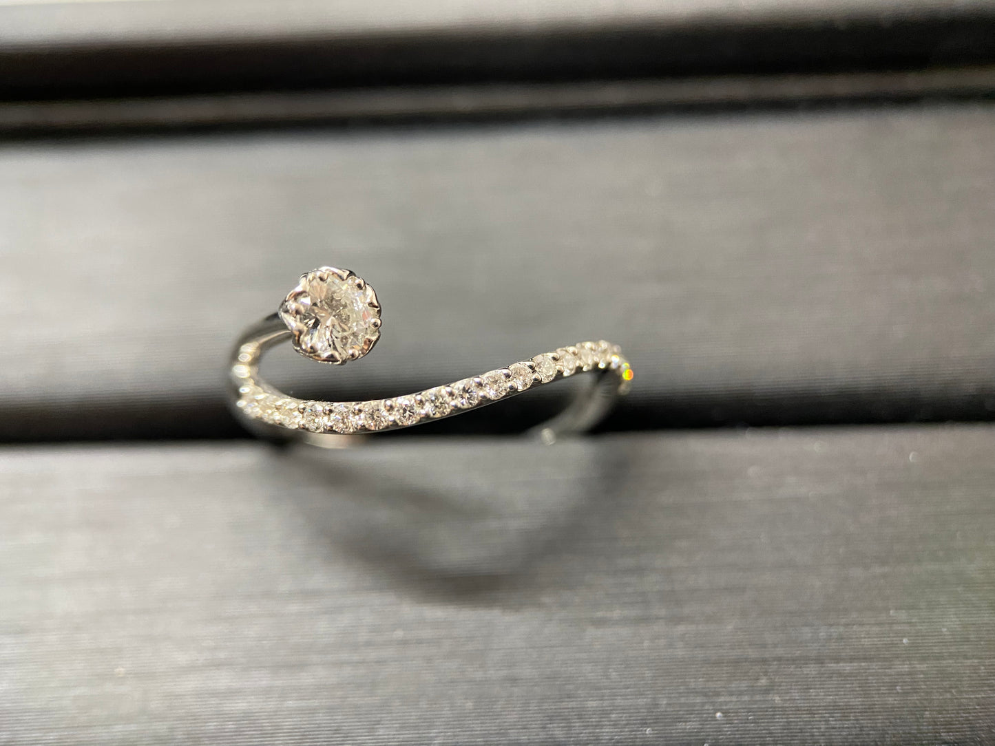 New] Diamond jewelry ring decorated with soon-to-be-blooming buds