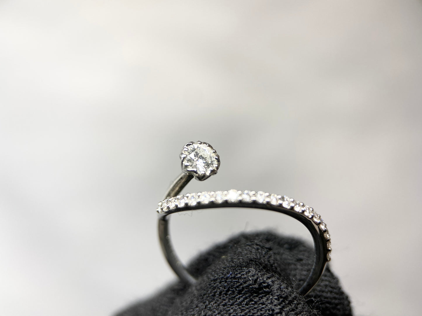 New] Diamond jewelry ring decorated with soon-to-be-blooming buds